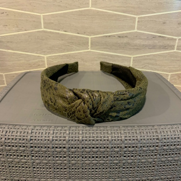 3/$15 NWOT olive snake skin pattern headband - Picture 2 of 2